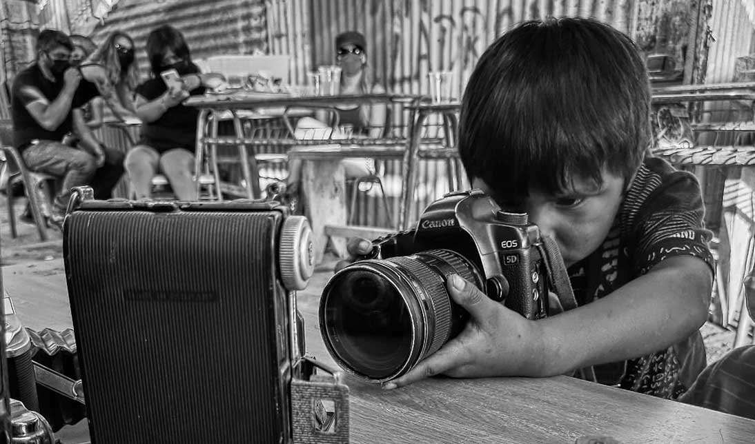 Fotógrafo de cerros: profesional levantó un centro cultural dedicado a trabajar con niños de campamentos en Antofagasta - Timeline.cl